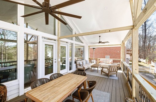 Buford House | Stunning Modern Lakefront Fun, Swim, Paddleboard