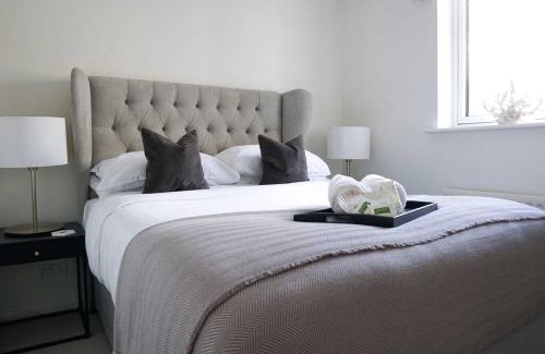 Seafront Apartment | Stunning modern space with harbour views & free parking