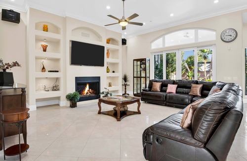 Downey House | Stunning Modern Villa-Disneyland