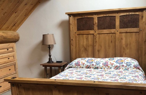 Ennis House | Stunning Montana Retreat Located on the ‘Backroad to Yellowstone’.
