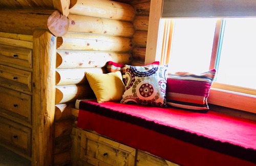 Ennis House | Stunning Montana Retreat Located on the ‘Backroad to Yellowstone’.