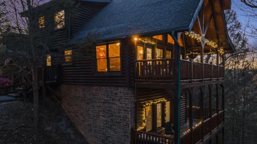 Hemlock Hills House | Stunning Mountain Cabin w Hot tub