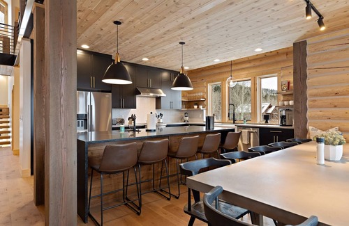Victor House | Stunning mountain modern cabin with unique features close to National Forest