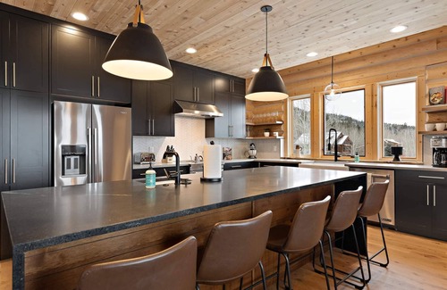 Victor House | Stunning mountain modern cabin with unique features close to National Forest
