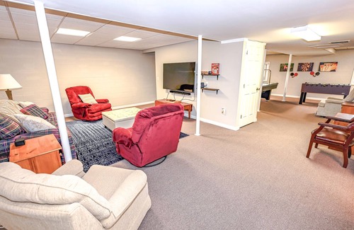 Hayesville House | Stunning Mountain Sunset Cabin, Dog Friendly, Fire Pit, Game Room