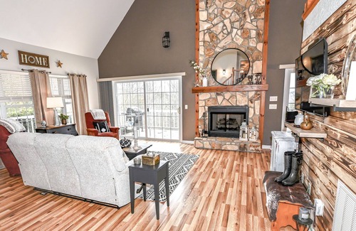 Hayesville House | Stunning Mountain Sunset Cabin, Dog Friendly, Fire Pit, Game Room