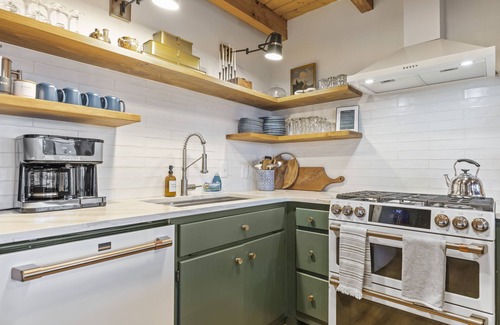 Blairsville Cabin | Stunning Mountain Views Cabin on 14 acres! Hot tub, Game room, 5mi to town.