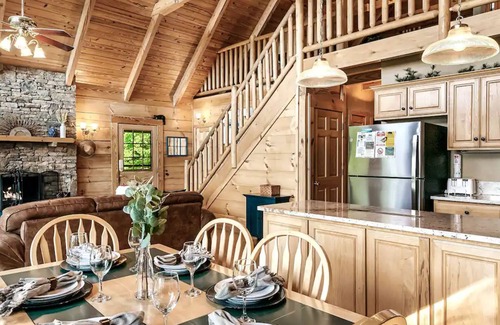 Gatlinburg - Pigeon Forge Apartment | Stunning Mountain Views Hot tub Firepit Arcade