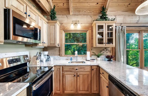 Gatlinburg - Pigeon Forge Apartment | Stunning Mountain Views Hot tub Firepit Arcade