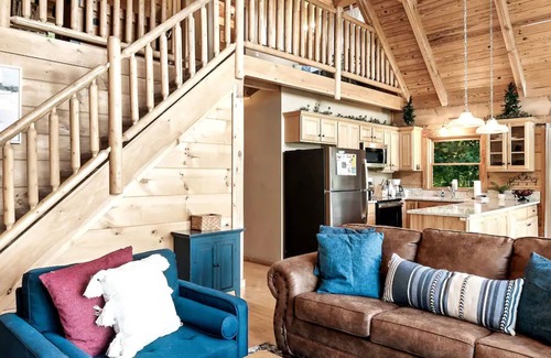 Gatlinburg - Pigeon Forge Apartment | Stunning Mountain Views Hot tub Firepit Arcade