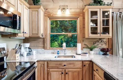 Gatlinburg - Pigeon Forge Apartment | Stunning Mountain Views Hot tub Firepit Arcade