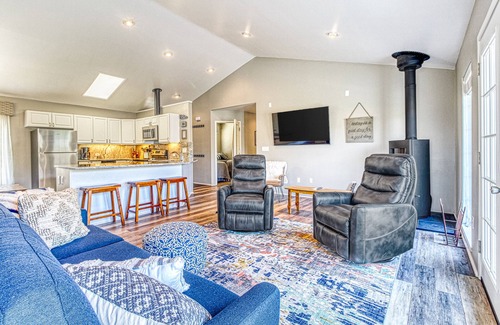 Wenatchee House | Stunning mountain view home w/ hot tub & deck - near hiking & skiing at Mission