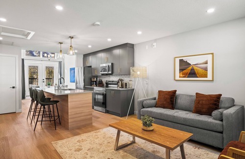 Harvie Heights House | Stunning Mountain View Townhouse, Accommodates 6