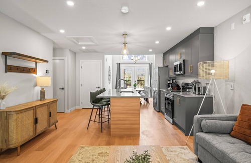 Harvie Heights House | Stunning Mountain View Townhouse, Accommodates 6