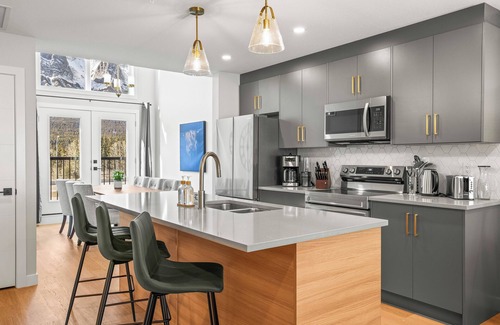 Harvie Heights House | Stunning Mountain View Townhouse, Accommodates 6