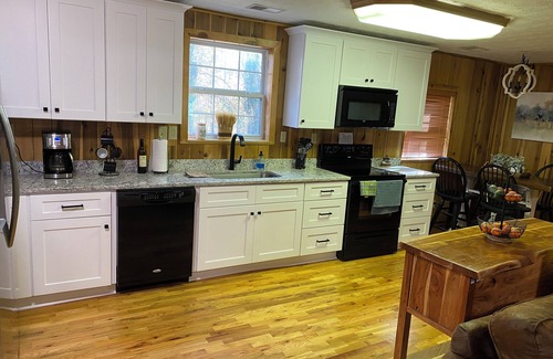 Butler Cabin | Stunning, Mtn-Top, Lakeview Cabin on Private 8 acres