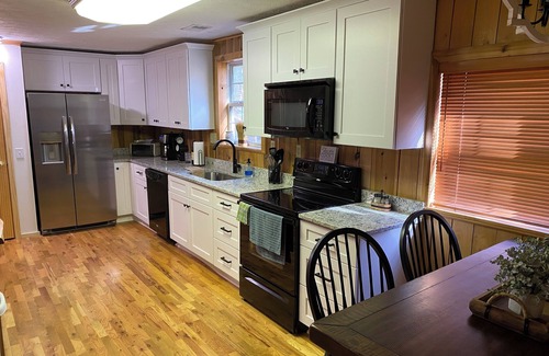 Butler Cabin | Stunning, Mtn-Top, Lakeview Cabin on Private 8 acres