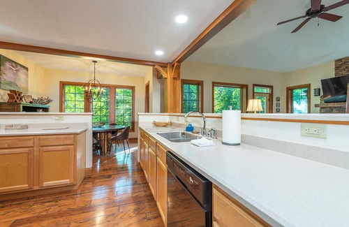 Mountain Air Condo | ~Stunning Mtn Views & Gas Fire Table ~Fireplace, Grill, WiFi, Mountain Air~