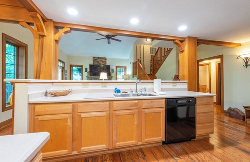 Mountain Air Condo | ~Stunning Mtn Views & Gas Fire Table ~Fireplace, Grill, WiFi, Mountain Air~