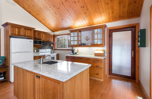 Windermere Cottage | Stunning Muskoka Waterfront Cottage on 3 Mile Lake!