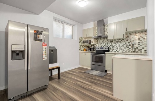 Calgary House | ✨ STUNNING New Basement Suite - 8 Min to Airport! 100+ Restaurants Nearby ✨