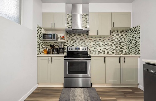 Calgary House | ✨ STUNNING New Basement Suite - 8 Min to Airport! 100+ Restaurants Nearby ✨