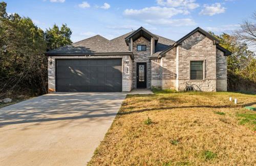 Granbury House | Stunning New Kitchen-Smart TVs-2 blocks from lake-Major Hospitals