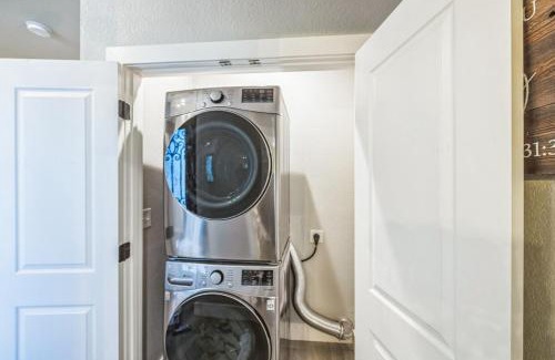 Granbury House | Stunning New Kitchen-Smart TVs-2 blocks from lake-Major Hospitals