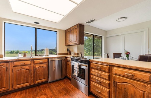 Ladd Hill House | Stunning New Listing - Beckham Estate Vineyard Guesthouse
