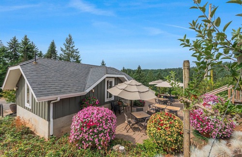 Ladd Hill House | Stunning New Listing - Beckham Estate Vineyard Guesthouse