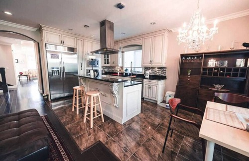 Upper Lonsdale House | Stunning North Shore Family Home - Amazing Views!