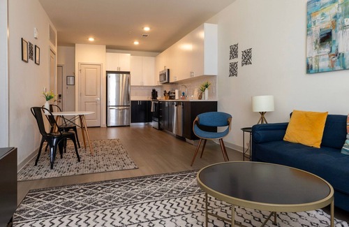 Downtown Louisville Apartment | Stunning Nulu 1BR Cozysuites 06