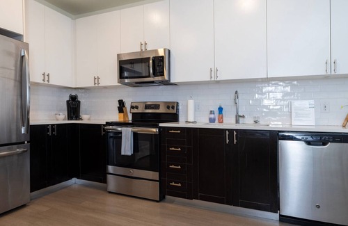 Downtown Louisville Apartment | Stunning Nulu 1BR Cozysuites 06