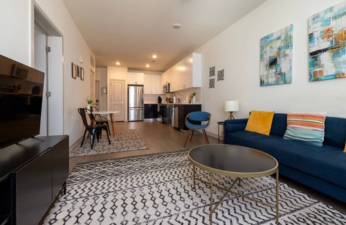 Downtown Louisville Apartment | Stunning Nulu 1BR Cozysuites 06