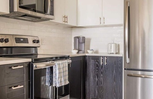 Downtown Louisville Apartment | Stunning Nulu 1BR Cozysuites 02