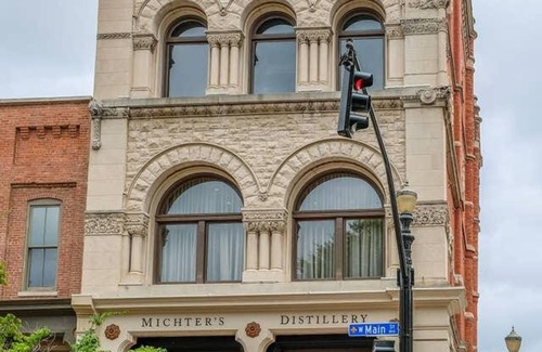 Downtown Louisville Apartment | Stunning Nulu 1BR Cozysuites 05