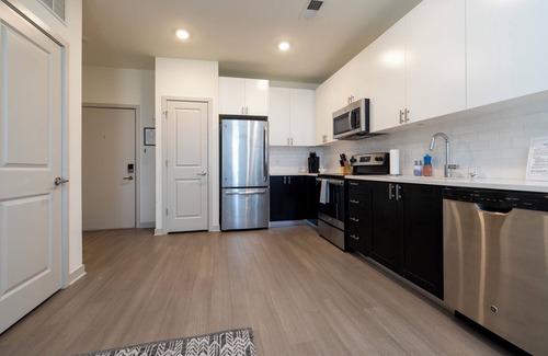 Downtown Louisville Apartment | Stunning Nulu 1BR CozySuites 06