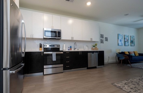 Downtown Louisville Apartment | Stunning Nulu 1BR CozySuites 06