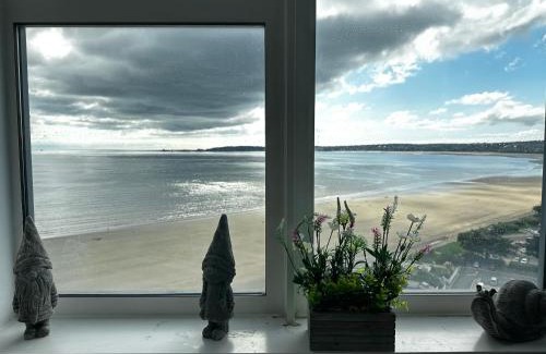 Castle Apartment | Stunning Ocean & City View APT