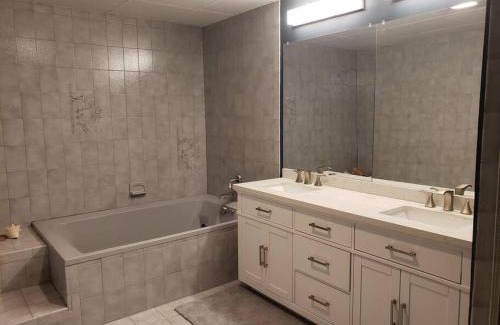 North Wildwood House | Stunning Ocean-Front Penthouse 1800sf 3BR 2BA 7Bed at Regency Tower