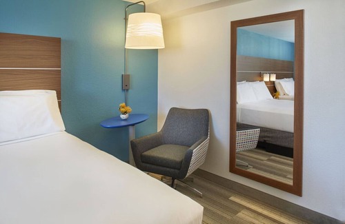 McCully - Moiliili Hotel | Stunning Ocean View Room | Outdoor Pool Access | Holiday Inn Express