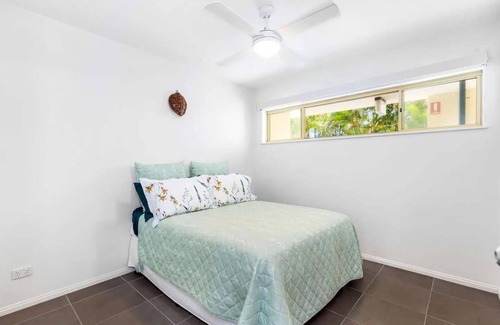 Shelly Beach Apartment | Stunning Oceanfront Apartment. Enjoy the ocean breeze, pool and private garden.