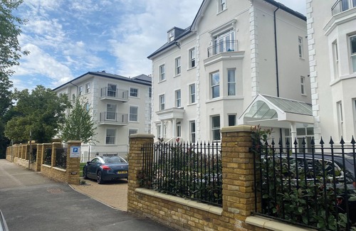 Berrylands Apartment | Stunning One Bedroom Luxury Apartment 5 min from Station