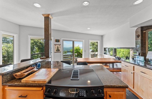 Camas House | Stunning Panoramic River and Mountain Views, Huge Covered Decks, Fire-Pit, Ping Pong, Gym, & More