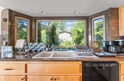 Camas House | Stunning Panoramic River and Mountain Views, Huge Covered Decks, Fire-Pit, Ping Pong, Gym, & More