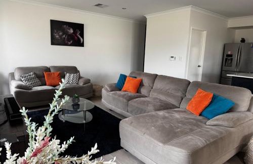 Landsdale House | Stunning Perth 4BR Home with Pool and Free-Wifi