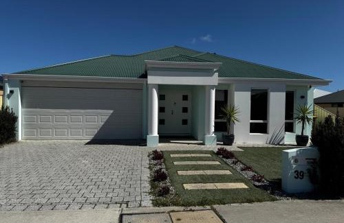 Landsdale House | Stunning Perth 4BR Home with Pool and Free-Wifi