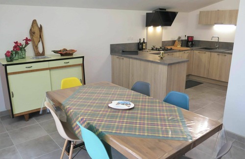 Lalbenque Villa | Stunning private villa for 6 people with WIFI, A/C, TV, terrace, pets allowed and parking