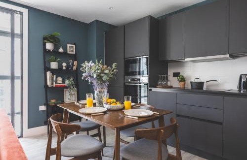 Fairfield Apartment | Stunning Premium 2 Bed Flat with Great Views - Rooftop on Top Floor