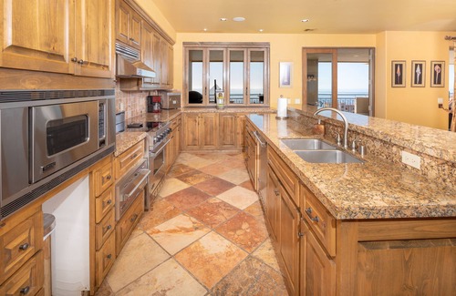 Sandy Beach Resort | STUNNING PREMIUM PENTHOUSE at Bella Sirena has PANORAMIC VIEWS. 4B/4.5B-12 ppl